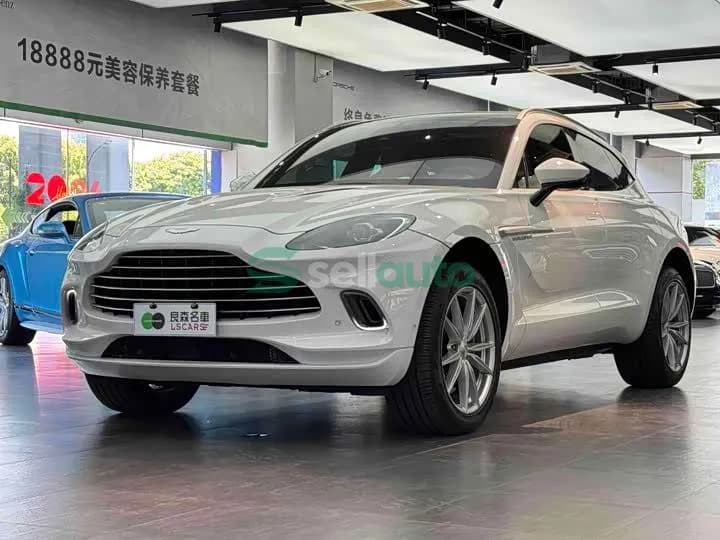 Aston Martin DBX 2022 1