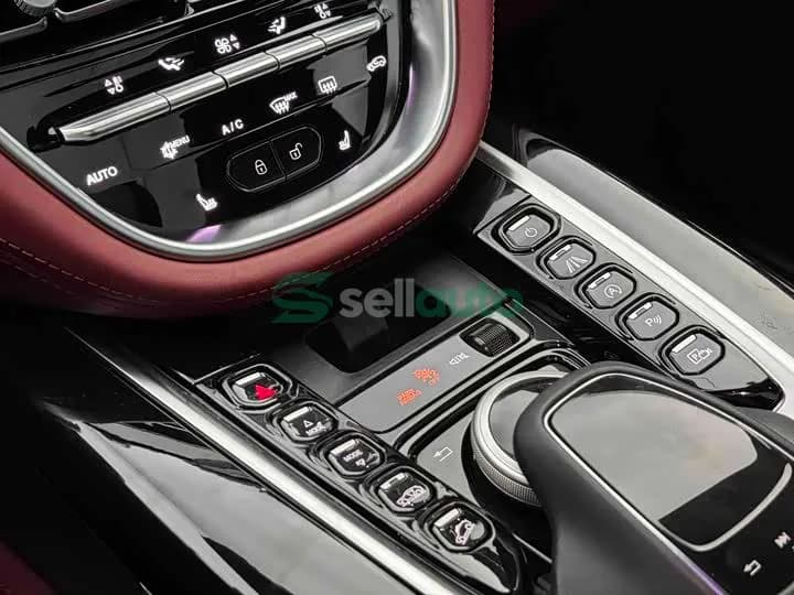 Aston Martin DBX 2022 12