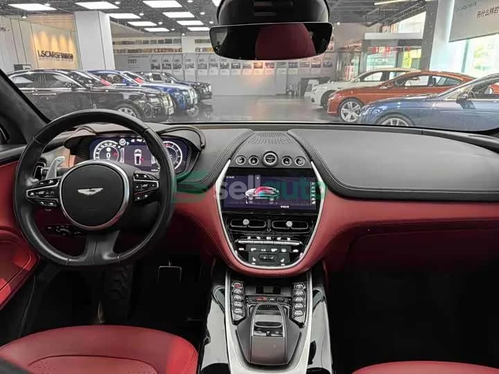 Aston Martin DBX 2022 8