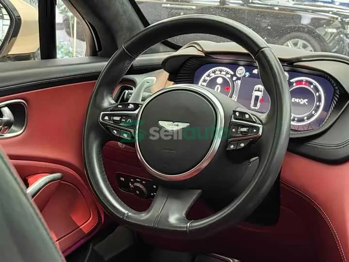 Aston Martin DBX 2022 10
