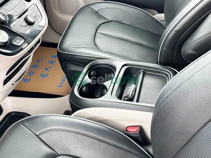 Mercedes-Benz PHEV 2025 6