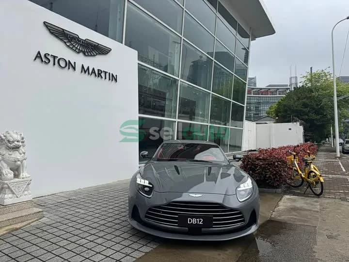 Aston Martin DB12 2025 2