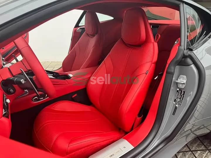Aston Martin DB12 2025 11