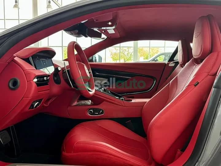 Aston Martin DB12 2025 12