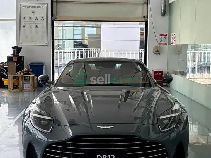 Aston Martin DB12 2025 5