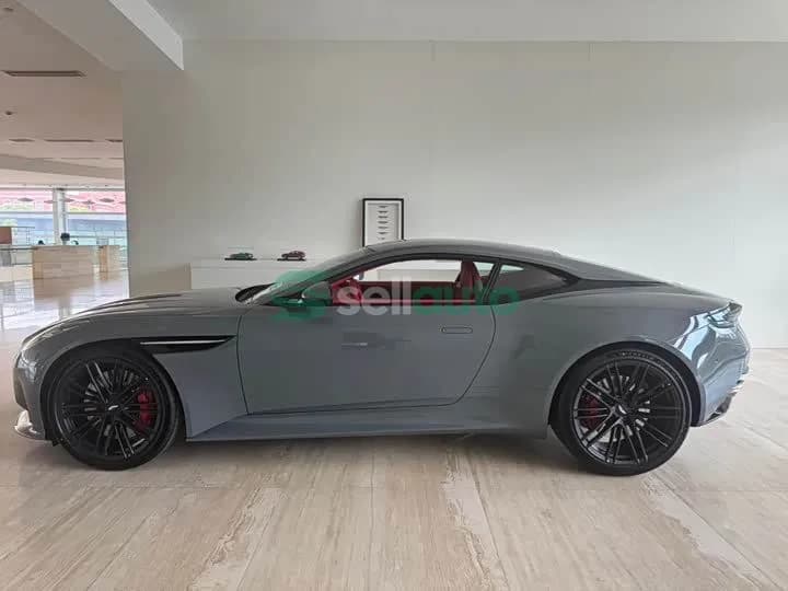 Aston Martin DB12 2025 6