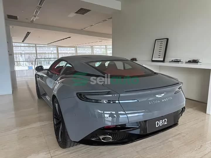 Aston Martin DB12 2025 7