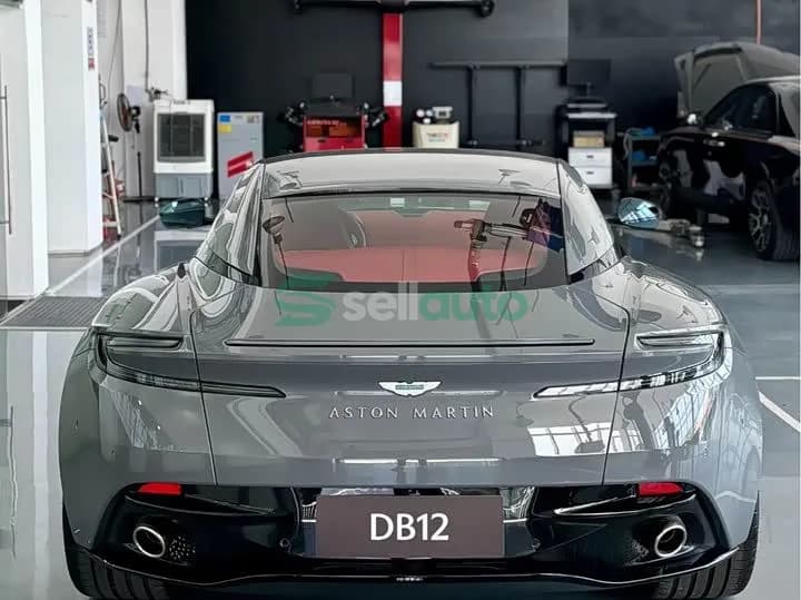 Aston Martin DB12 2025 8