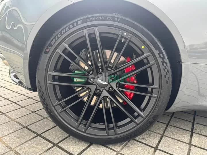 Aston Martin DB12 2025 9