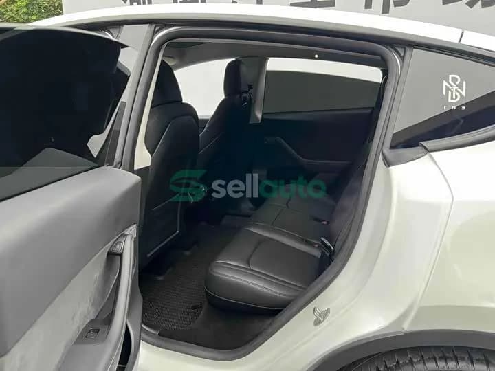 Tesla Model Y 2022 8