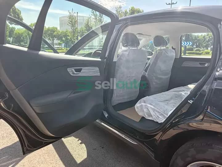 FAW Hongqi E-QM5 2025 8