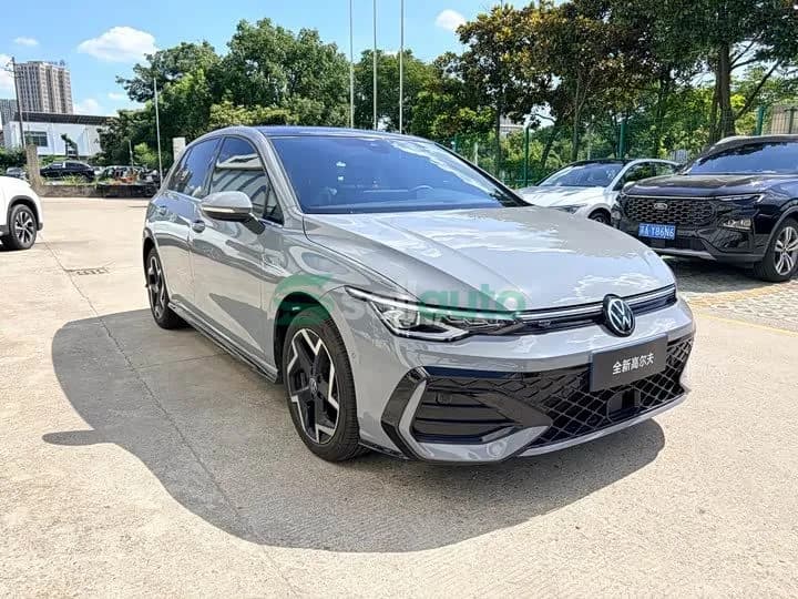 Volkswagen Golf 300TSI R-Line 2025 3