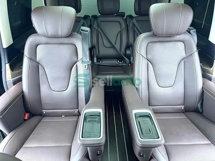 Mercedes-Benz V-Class V 260 2023 12