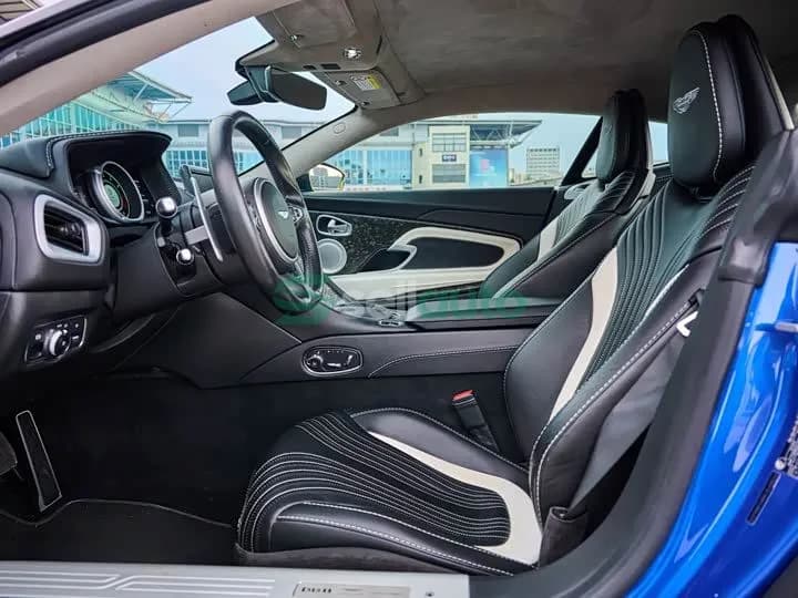 Aston Martin DB11 2021 11