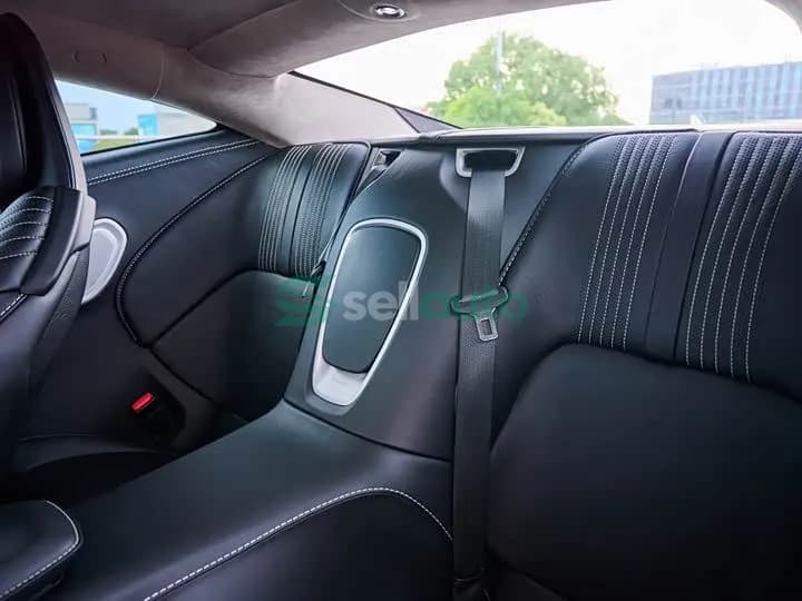 Aston Martin DB11 2021 12