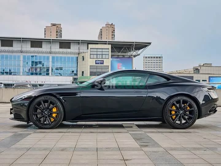 Aston Martin DB11 2021 4