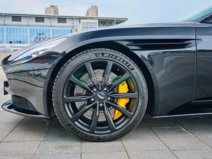 Aston Martin DB11 2021 5