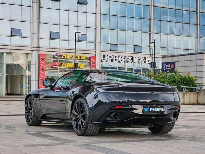 Aston Martin DB11 2021 7
