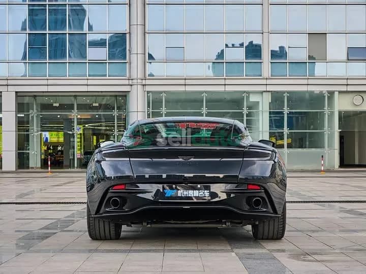 Aston Martin DB11 2021 8