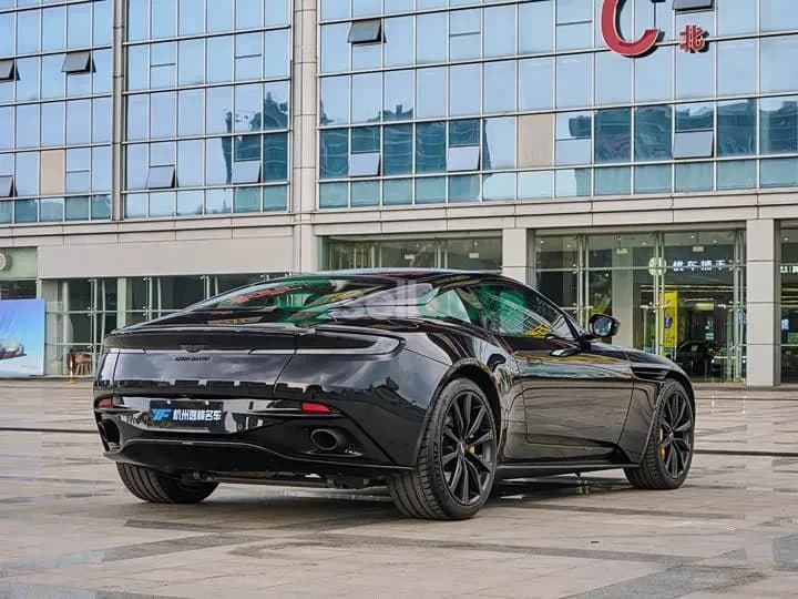 Aston Martin DB11 2021 9