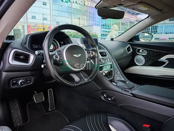 Aston Martin DB11 2021 10